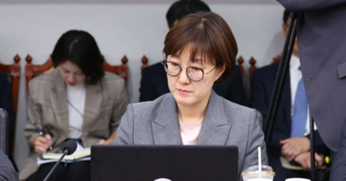 회의장에서 노트북을 사용하는 단발 여성과 메모하는 사람들이 진지하게 업무를 보고 있는 공식 회의 장면, 집중, 직장 분위기, 비즈니스, 토론