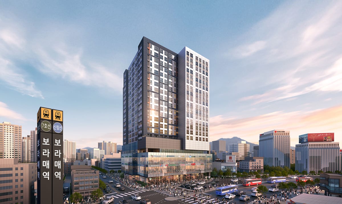 보라매역 근처의 현대적인 고층 건물 외관, 상업 공간과 교통 편의성이 강조된 도시 풍경.
