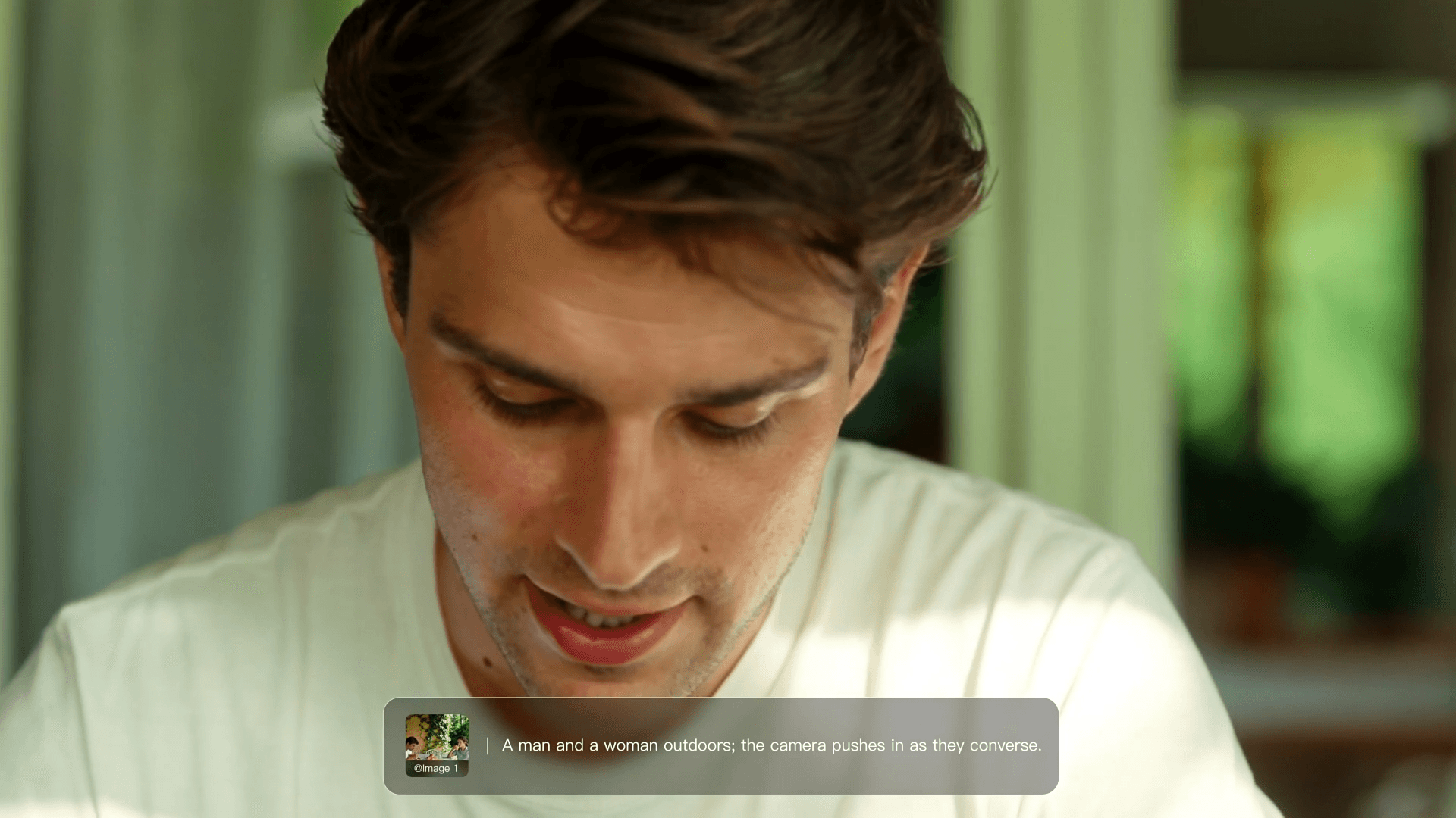 남성과 여성이 야외에서 대화하는 모습, 카메라가 두 사람에게 가까이 다가가는 장면.