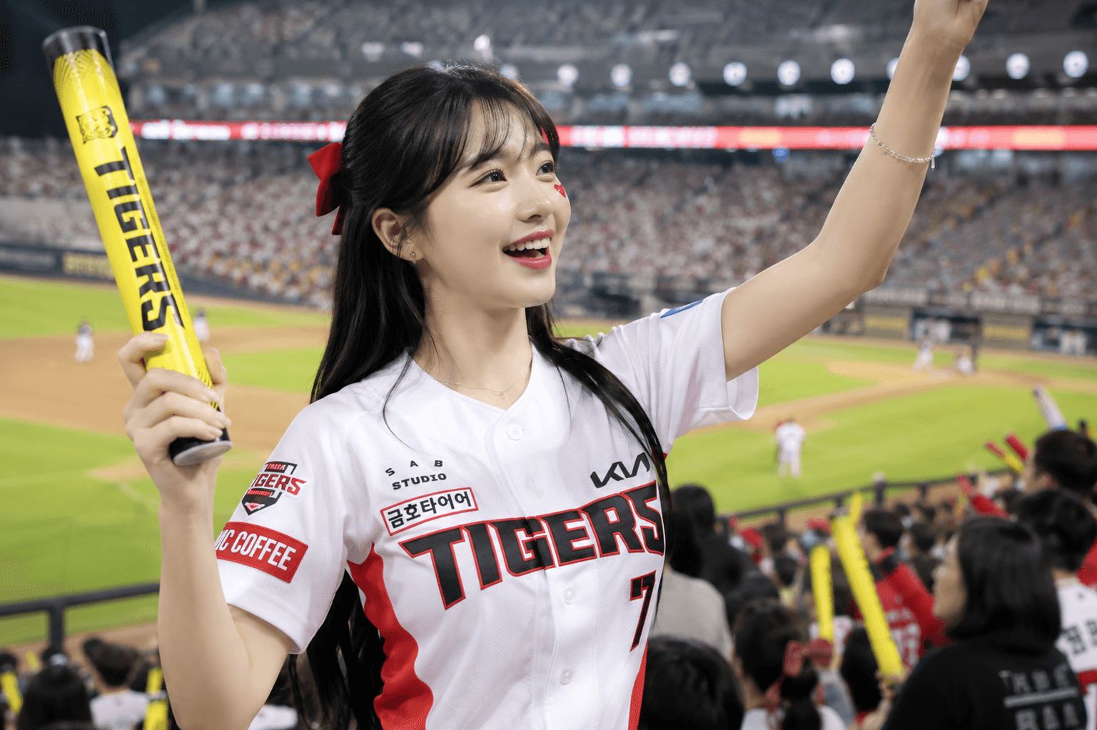 야구장에서 TIGERS 유니폼을 입고 응원하는 여성 팬. 그녀는 노란색 응원봉을 들고 활짝 웃으며 경기를 즐기고 있다. 배경에는 관중들이 가득 찬 야구장이 보인다.