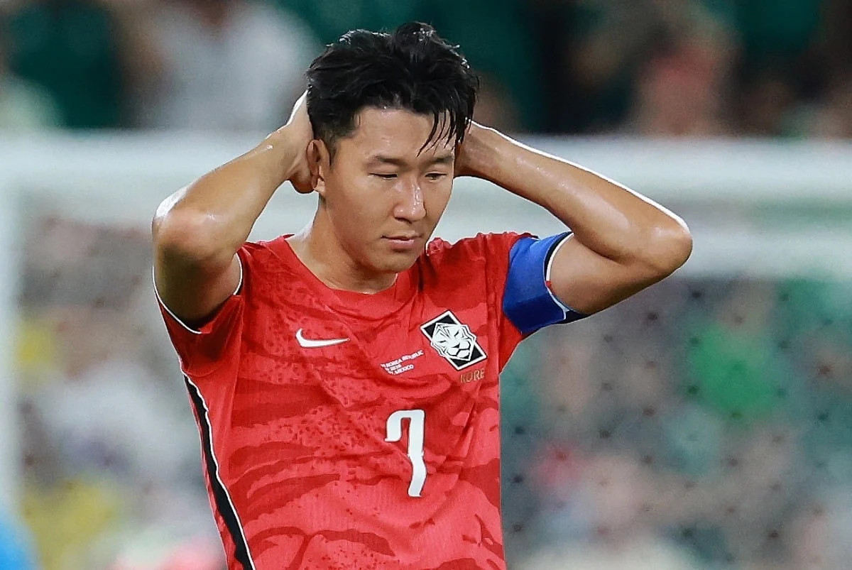 한국 축구 국가대표팀의 주장인 손흥민선수가 경기가 끝난 후 실망한 표정을 짓고 있는 모습. 그의 유니폼은 붉은색으로, 등번호는 7번이다.