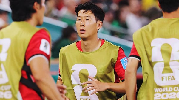 손흥민이 훈련 중 다른 선수들과 함께 있는 모습, FIFA 월드컵 2022 관련 콘텐츠에 사용됨.