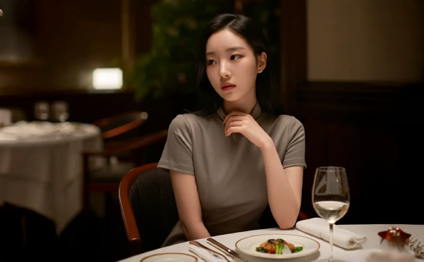 레스토랑에서 식사하는 여성