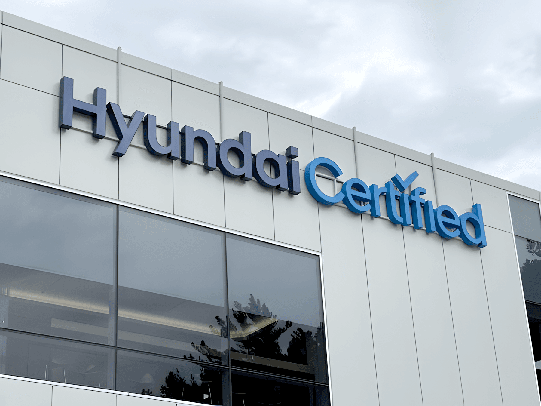 현대자동차 인증 중고차 판매 사이트 건물 외관, "Hyundai Certified"라는 간판이 보이는 모습.