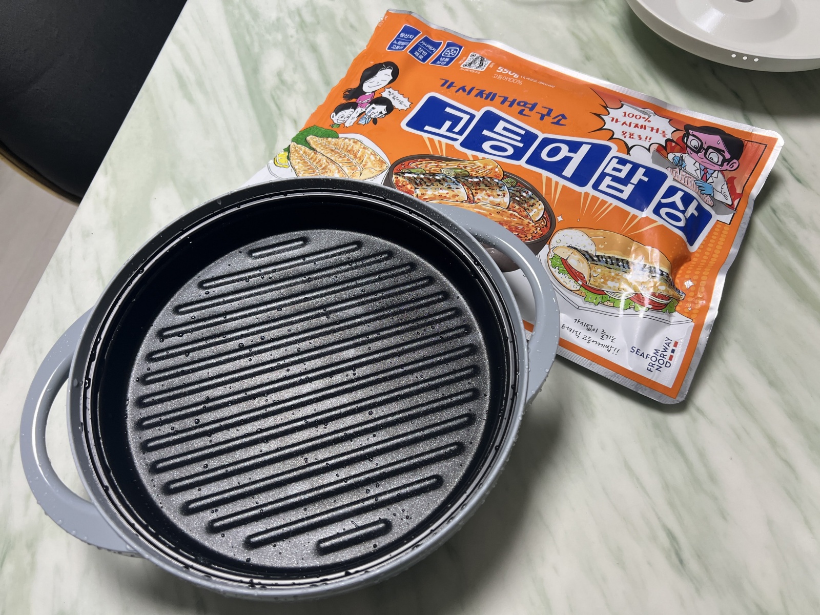 렌지메이트 전자레인지용 고등어 조리 도구와 고등어밥상 포장 사진, 고등어 구이를 위한 편리한 조리 방법을 소개하는 이미지.