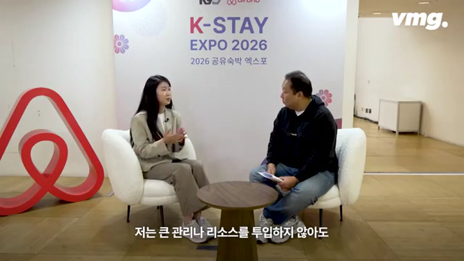 K-STAY EXPO 2026 현장에서 인터뷰하는 호스트와 진행자