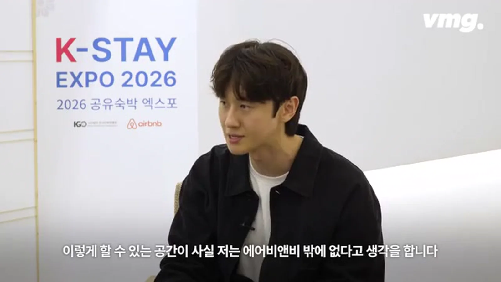 K-STAY EXPO 2026 현장에서 인터뷰하는 에어비앤비 호스트