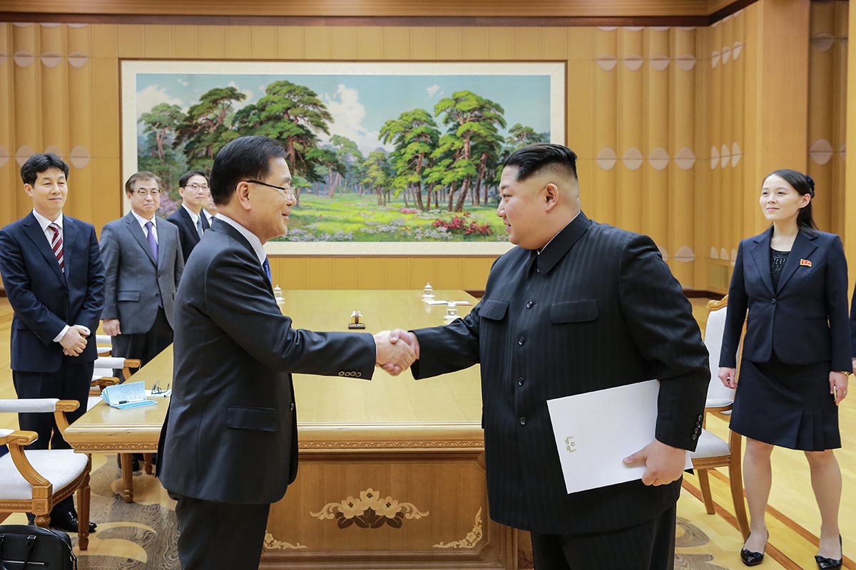 김정은 위원장 자료 사진 — 2018년 3월 5일 평양에서 정의용 국가안보실장과 악수하는 김정은 위원장과 오른쪽에 서 있는 김여정 (청와대 배포)