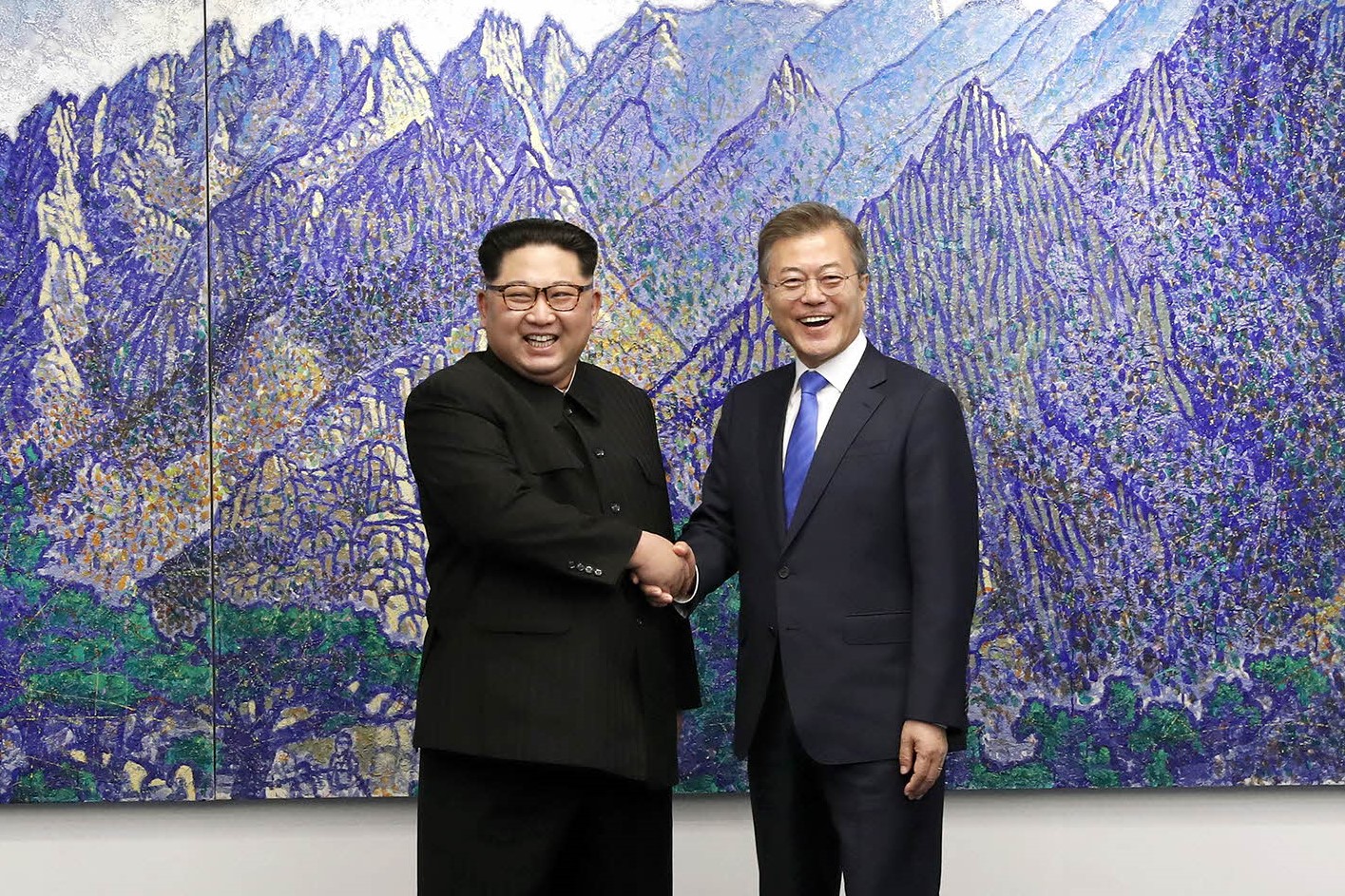 김정은 위원장 자료 사진 — 2018년 4월 27일 판문점 평화의집에서 문재인 대통령과 악수하는 김정은 위원장 (청와대 배포)