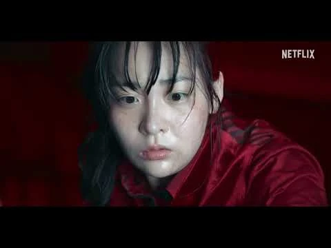 꿀알바 공식 예고편 스틸 붉은 배경 장면