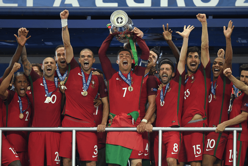 호날두 유로 2016 우승 트로피 FIFA 공식 사진