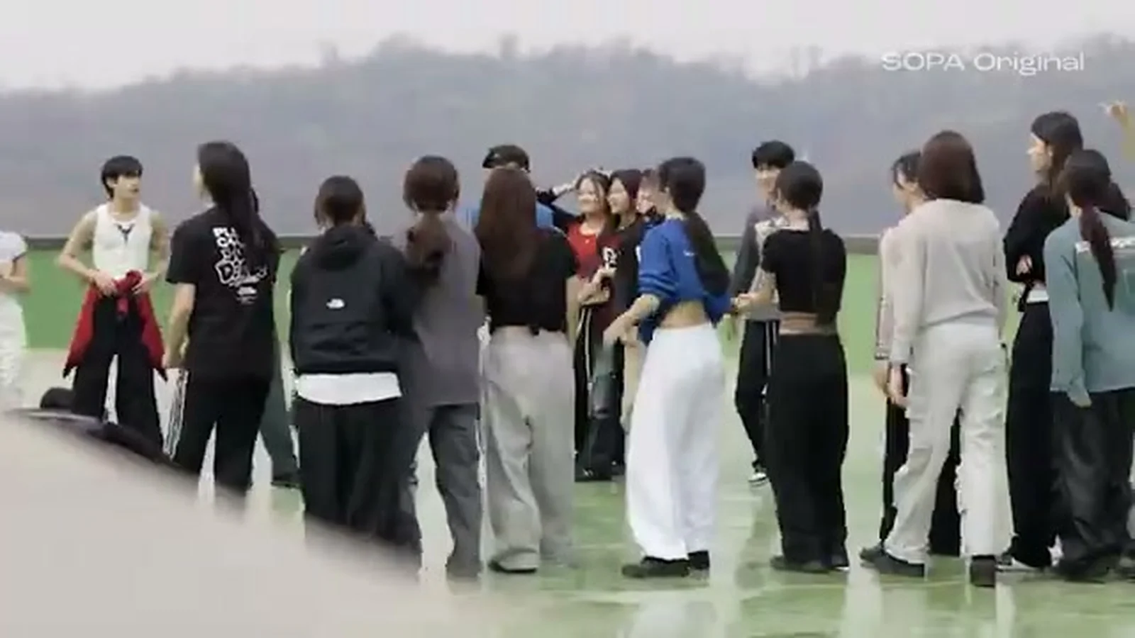 서울공연예술고등학교 학생들이 옥상에서 단체로 모여 있는 장면 캡처