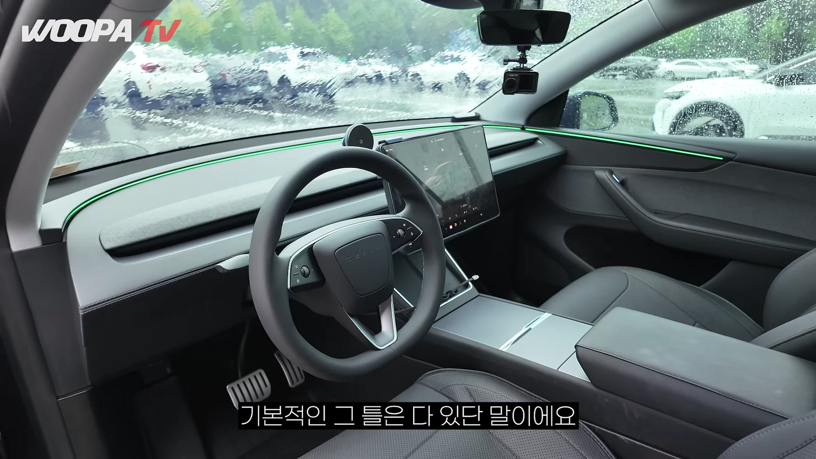 테슬라 차량 실내 운전대와 중앙 디스플레이